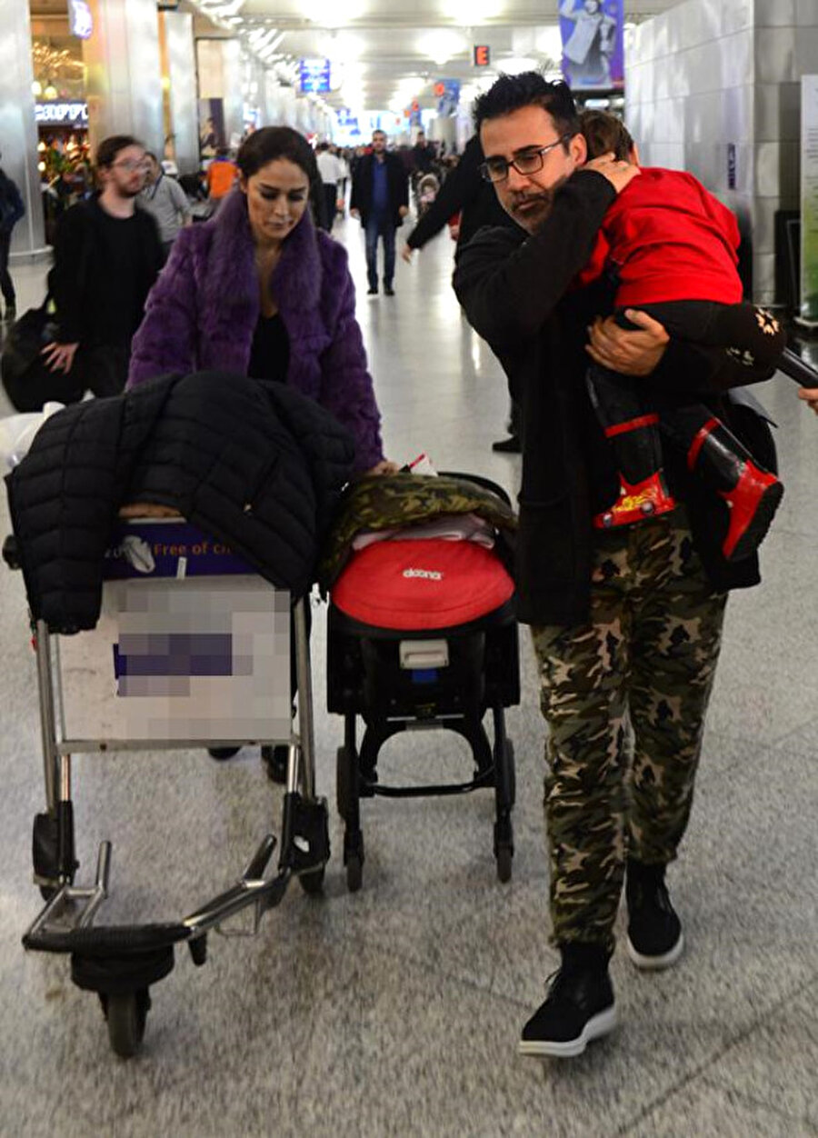 Havalimanında görüntülendi!
Şarkıcı Emrah havalimanında ailesiyle görüntülendi. Kameraları gören Emrah'ın hareketlerine kimse anlam veremedi.