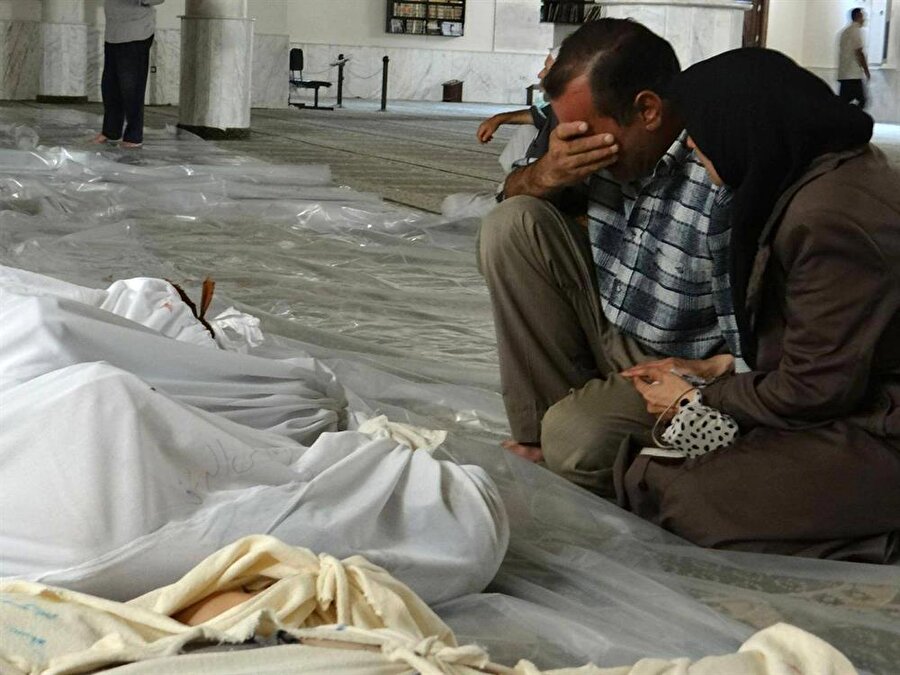2013 yılında kimyasal saldırıya uğradı, en az bin 400 kişi feci şekilde can verdi.

                                    
                                    
                                    Dünya, 21 Ağustos 2013 günü Suriye'de Esed rejimi tarafından sivillere düzenlenen kimyasal saldırı haberleriyle uyandı. İnsanların uykuda olduğu bir anda düzenlenen kimyasal saldırıda kadın ve çocukların da aralarında bulunduğu en az bin 400 kişi feci şekilde can verdi.
                                
                                
                                