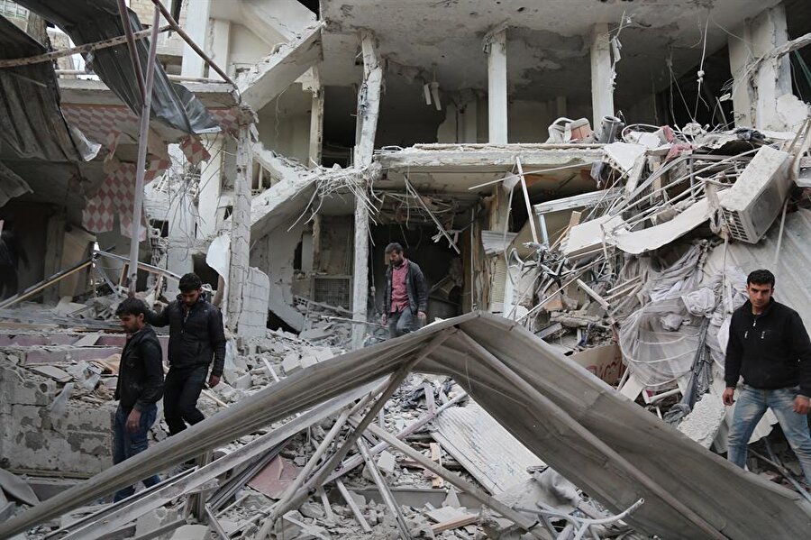 Ancak rejim güçleri hava ve topçu saldırılarıyla bölgede sivil yerleşim yerlerini bombalıyor.

                                    
                                    
                                    
                                
                                
                                