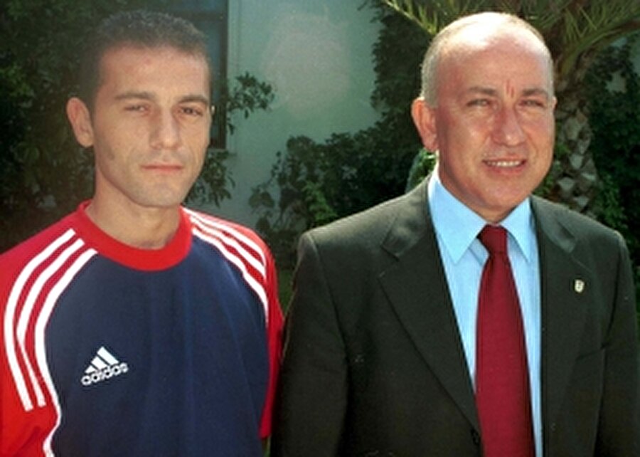 Cüneyt Çakır, 23 Kasım 1976 yılında İstanbul'da dünyaya geldi. Babasının da etkisiyle Cüneyt Çakır çocukluk döneminden itibaren futbolla iç içe büyüdü. 