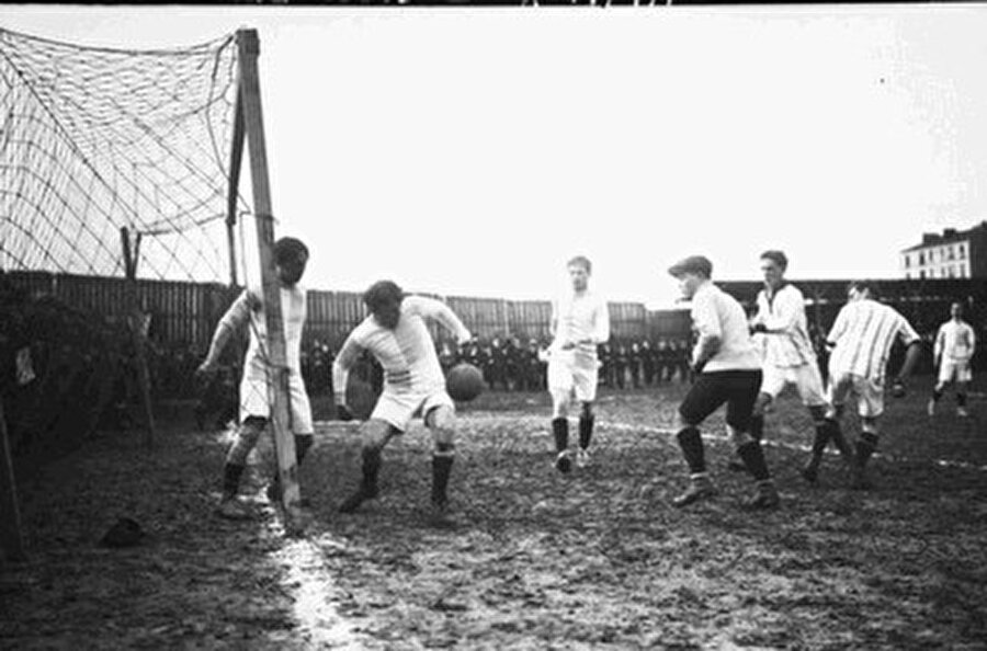 
                                    Futbol 1850’lı yıllarda gelişmeye ve sevilmeye başladı. Futbolun, İngiltere’den tüm dünyaya yayıldığı düşünülür. Ancak tarihi belgeler, bulgular incelendikçe futbolun köklerinin çok eskilere dayandığı keşfedilmiştir. Elbette, Inkaların oynadığı futbolla şimdiki oyun kesinlikle kıyaslanamaz. 
                                