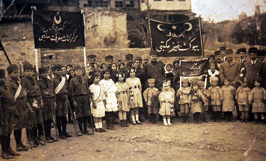 Çocuklar Ordusu Teşkilatı 

                                    
                                    
                                    1919’da Erzurum’a giderken Bayburt’ta gördüğü bakıma muhtaç çocukların Erzurum’a götürülme emrini verdi. Kimsesiz çocuklara meslek kazandırmak amacıyla 24 Mayıs 1919’da Erzurum Darüleytam’ından ( Yetim Yurdu ) aldığı 12 yaşından küçük 33 çocuğu iki Kolorduluk sanayi takımlarına dahil etti. Kimsesiz çocukların sayısı fazla fakat fiziki şartlar yeterli değildi. İşgalden dolayı birçok bina yıkılmış ve eğitim faaliyetlerinin gerçekleştirilmesi imkansızdı. Bu kapsamda onarılması ilk iş oldu. 1 Ekim 1919’da gece yatılı okulu açıldı. Temel eğitim veren okulların haricinde mesleki eğitim veren okullar da ayrıca önem verilen bir konuydu. Bu amaçla Erzurum’da bulunan Firdevsi Kışlasındaki İş Ocağına yüz kadar çocuk nakledildi. Bu ocakta  otomobil tamiri ve şoförlük eğitimi de verilmekteydi. Kısa süre sonra mektebe bağlı bir de Kuyumculuk Mektebi açıldı. Mayıs 1920’ye gelindiğinde Erzurum’daki çocukların mevcudu 1650’yi bulmuştu. Karabekir 1 Mayıs 1920’de Erzurum halkının da katıldığı bir programda, kurmuş olduğu bu teşkilata Çocuklar Ordusu Teşkilatı adını verdiğini ilan etti. 
                                
                                
                                