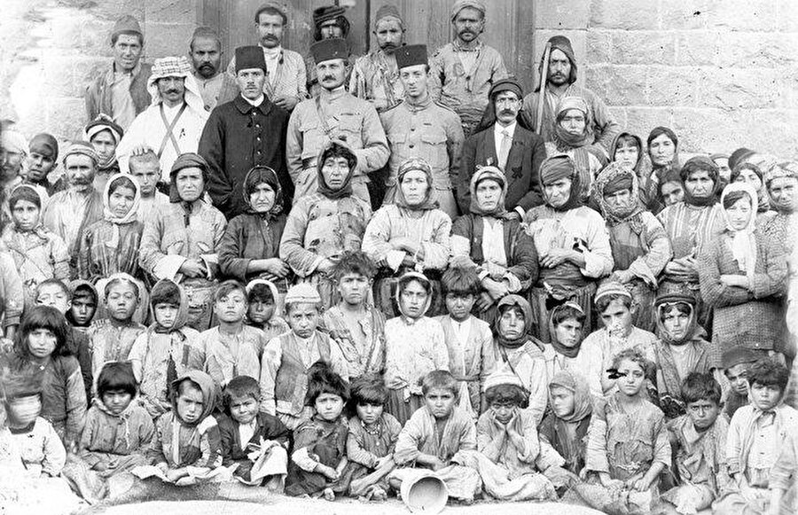 Çocuklar Kasabası 

                                    
                                    
                                    Kars’ta Ermenileri mağlup eden Karabekir, Sarıkamış’ı ordusu için karargah merkezi haline getirdi. Karargahın buraya taşımasında Ruslardan kalma birçok modern binanın olması etkili oldu. Karabekir şehirdeki modern binaları Çocuklar Ordusu Teşkilatının eğitim faaliyetleri için de bulunmaz bir fırsat olarak görmüş ve burayı Çocuklar Kasabası haline getirmek istemekteydi. Karabekir karargahın taşınmasından sonra Erzurum’da kurmuş olduğu okullardan bir kısmını Sarıkamış’a getirtti. Ancak yapılan yalnızca bir nakil işi değil, asıl yapılmak istenen bir Çocuklar Kasabası haline getirilmek istenmesiydi. Doğu illerinde eğitimi, sosyal hayatı, zanaatı geliştirmek, bakıma muhtaç yoksul ve yetim çocukları hayata hazırlamak için 12 Kasım 1921’de Çocukları Himaye Cemiyeti adında bir de cemiyet kurdu. Böylece Erzurum’da başlatmış olduğu eğitim faaliyeti Sarıkamış’ta artarak devam ediyordu.
                                
                                
                                