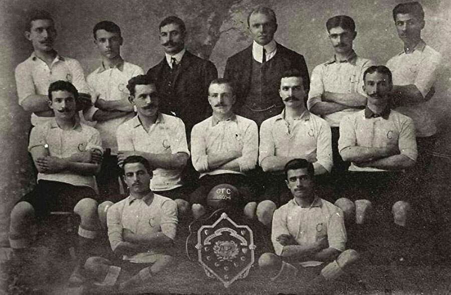 
                                    Türk kulüplerinin kurulmasıyla birlikte futbol gelişmeye başladı. Futbol oynama yasağının kalkmasının ardından birbirinden yetenekli Türk gençleri futbol oynamaya başladı. Elbette o yıllarda futbol profesyonel değildi. Yani futbol yalnızca bir hobiydi.
                                