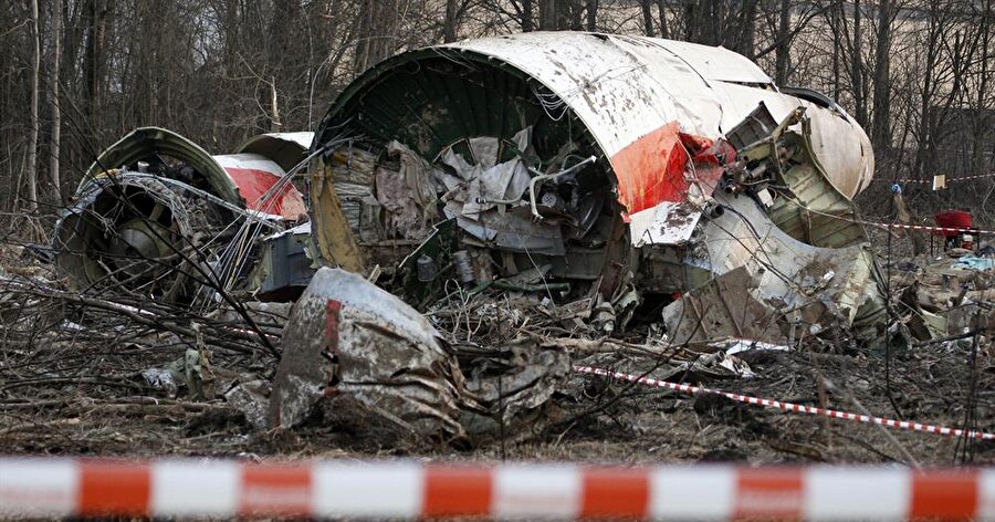 Polonya, 10 Nisan 2010’da tarihinin en kara günlerinden birini yaşadı. Rusya’nın Smolensk şehrine inişe geçen uçak düşmüş; Cumhurbaşkanı Leh Kaçinski ve ülkenin en önemli politikacılarından oluşan 96 kişilik kafileden kurtulan olmamıştı.
