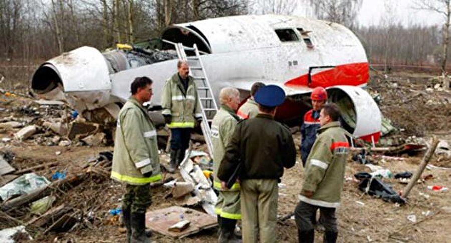 Polonya Savunma Bakanı Antoni Macierewicz de uçak kazasıyla ilgili Rusya’yı suçlamıştı. Uçağın pilotlarının yeni kayıtlarına ulaştıklarını belirten  Macierewicz, "Moskova yönetimi uçağın özellikle Smolensk’te düşmesi için çaba  sarf etti. Bizde bunun kanıtları var." ifadelerini kullanmıştı.

