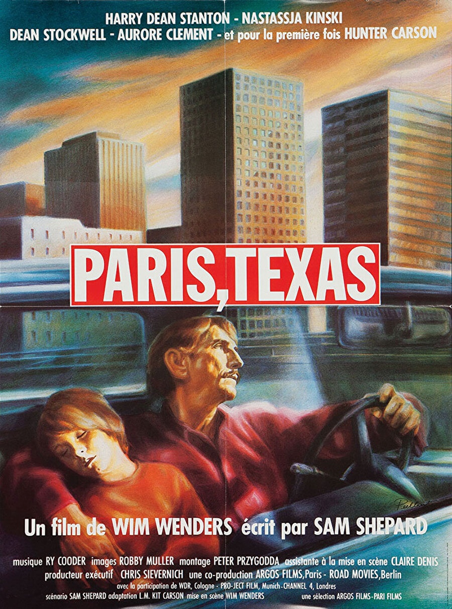 Paris Texas (1984)
Yönetmen: Wim WendersParis Texas, her şeye gebe bir çölde başlıyor. Ne yaptığını ve nerden geldiğini bilmeyen Travis’in çölde amaçsızca yürüyüşle, hayatında kaybettiklerini bulma çabası, hiçlik ve boşluğun hayatı ile kesiştiği noktalar, uzun bir sekanslar yönetmen Wenders tarafından gözümüze sokuluyor. Biraz daha yürüdükten sonra aslında Travis’in su aradığını fark ediyoruz. Kendisini buzdolabına sokan Travis’i bir doktor buluyor ve ona yardım ediyor. Travis’in üzerinden dört yıldır oğluna bakan kardeşinin telefon numarası çıkıyor ve olaylar başlıyor… Bu filmde içinizi ısıtıp, sizi gülümsetecek birçok detay ve alt tema mevcut. Filmi tamamen bitirdiğinizde birkaç hafta Travis ile empati kurmaya, hayatınıza bir Travis olarak devam etmeye hazırlıklı olun.