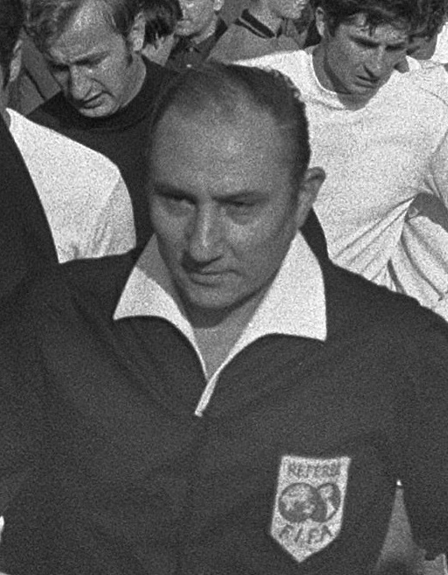 
                                    
                                    Babacan; Beyoğluspor, Karşıya, Kasımpaşa, Emniyet ve Hacettepe'de forma giydi. Futbolculuğun yanı sıra bankacılık yapan Babacan 1954 yılında sakatlandı ve futbolu bıraktı. 
                                
                                