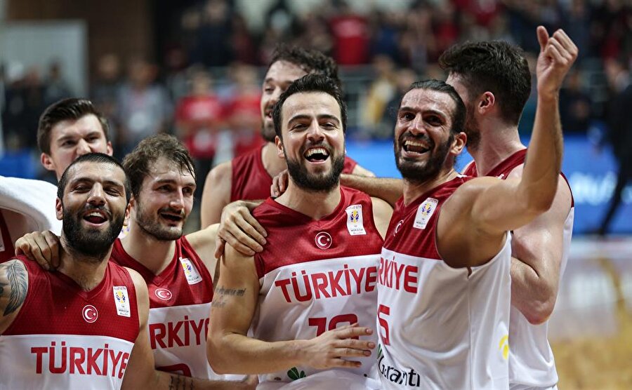 12 Dev Adam galibiyetle başladı