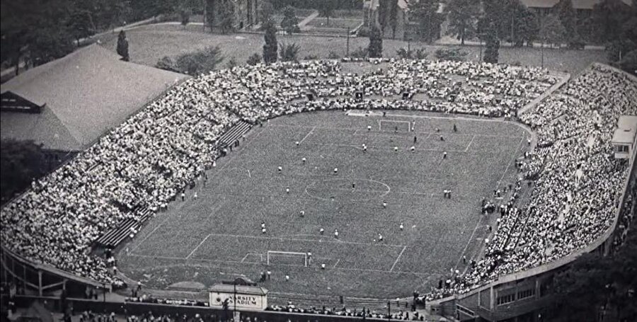 18 yaşına geldiğinde, A takımla El Morro Stadı’nda maça çıktı. Bu maçın, futbol tarihi için bir dönüm noktası olacağından habersizdi.

                                    
                                    
                                
                                