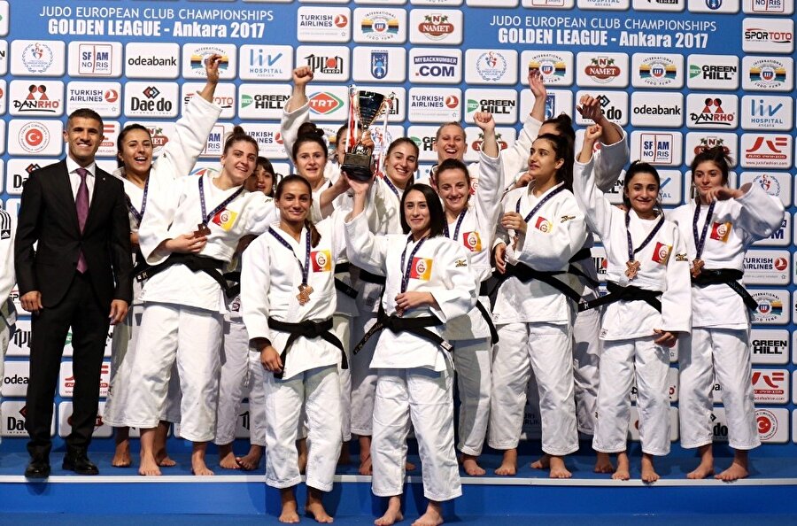 Galatasaray Avrupa üçüncüsü oldu

                                    Avrupa Kulüpler Şampiyonası Judo Altın Lig müsabakaları sona erdi. Fransız ekibi Limoges’i 3-2 yenen Galatasaray Kadın Judo Takımı, bronz madalyanın sahibi oldu. Türkiye’yi erkeklerde temsil eden İstanbul Büyükşehir Belediyespor ise şampiyonayı yedinci olarak tamamladı.
                                