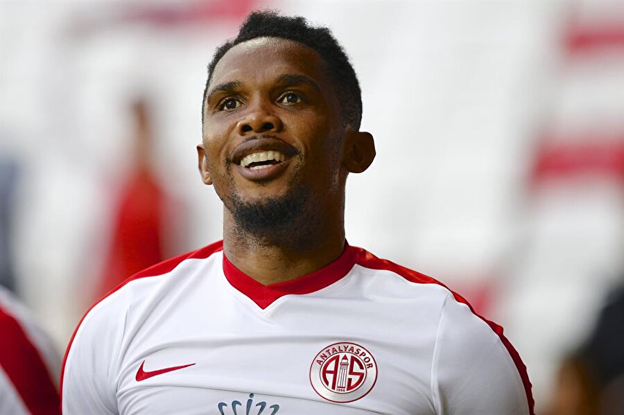 Eto’o şoke oldu! Kızı, babasına dava açtı

                                    Antalyaspor’da forma giyen Samuel Eto’o’nun 15 yaşındaki kızı babasına dava açtı. Antalyaspor’un Kamerunlu yıldızı Samuel Eto’o 15 yaşındaki kızı için ödemesi gereken nafakayı tam 9 yıldır ödemiyor. 2008’de Eto’o, 10 bin Euro’ya çıkarılan nafakaya itiraz etmişti. Brüt yıllık gelirini 4 milyon 575 bin Euro olarak gösterdi. Ünlü futbolcu, İtalya’nın İnter takımına transfer oldu. Bu arada nafakayı artıran İtalyan mahkemesine Eto’o’nun itirazı da reddedildi. Mahkeme, futbolcunun nafakayı ödemediğini de kayıtlara geçirdi
                                