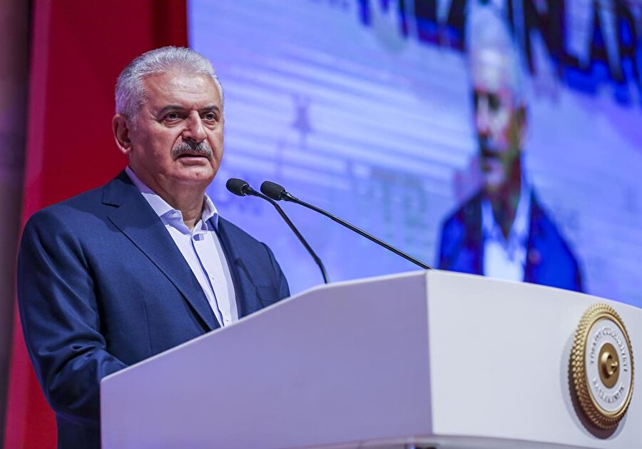 “Beklentimiz ABD'nin YPG ile ortaklığını bir an önce sona erdirmesi”

                                    Başbakan Binali Yıldırım, Londra'ya hareket etmeden önce düzenlediği basın toplantısında, Trump'ın YPG'ye silah verilmeyeceği sözü ile ilgili, "Beklentimiz bir an önce bu ortaklığı sona erdirmeleri ve gerçek ortaklarına, müttefiklerine geri dönmeleri." ifadelerini kullandı. Birleşik Krallık ziyareti ile ilgili olarak da Yıldırım, ikili ilişkiler ile Suriye ve Irak başta olmak üzere bölgesel konuları ele alacaklarını söyledi.
                                