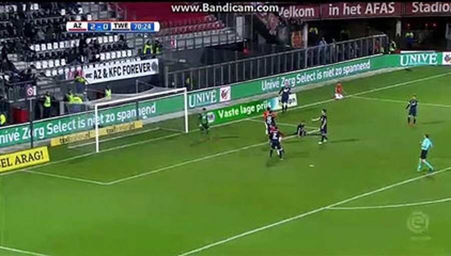 ​Hollanda Ligi'nde taraftar futbolcunun kramponunu çaldı!