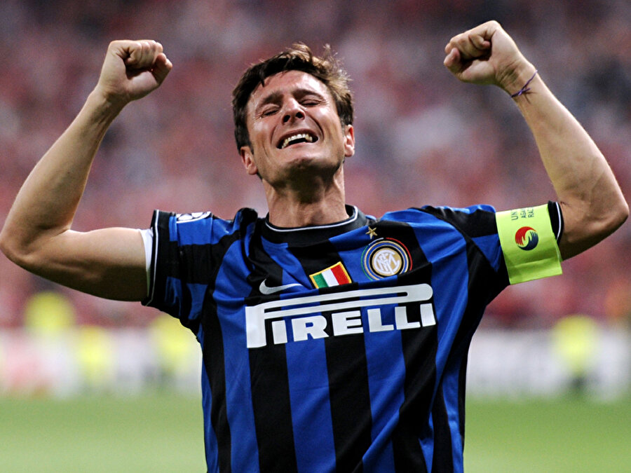 Javier Zanetti
Inter tarihine adını altın harflerle yazdıran Javier Zanetti de kaybedenler kulübü üyesi! Javier Zanetti Arjantin Milli Takımı'yla 2 Konfederasyon Kupası ve bir Güney Amerika Kupası kaybetti. 1997'de UEFA Kupası'nda Schalke 04 ile karşılaşan Inter rakibine boyun eğdi. Böylelikle Arjantinli futbolcu bir finalden daha boynu bükük ayrıldı.