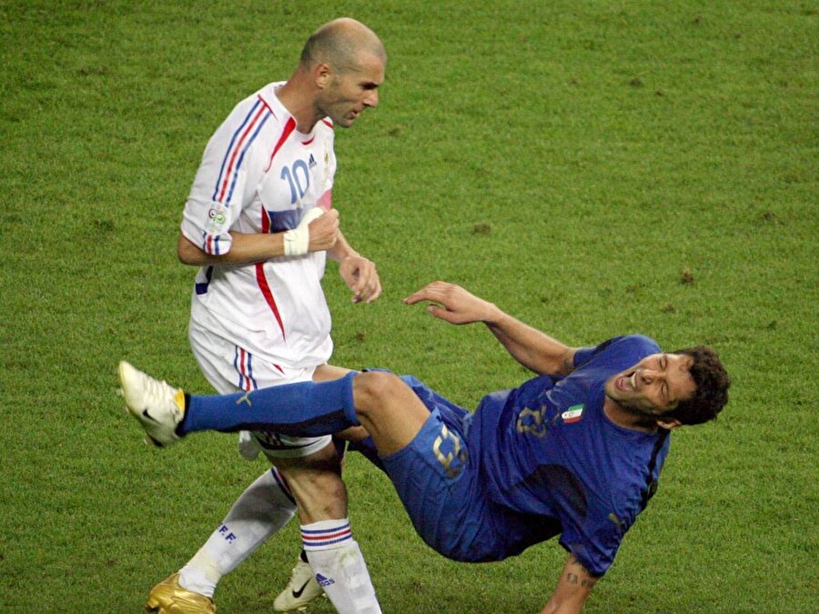 Zinedine Zidane
Şimdilerde Real Madrid'i çalıştıran Fransız futbol efsanesi yeşil sahalarda en çok kupa kaybeden isimlerin başında geliyor. Zidane, 1996 yılında Bordeaux forması altında UEFA Süper Kupası finalinde büyük bir üzüntü yaşadı. Başarılı futbolcu aynı kaderi Juventus'ta da tekrarladı. Zidane, Juventus'ta 1997 ve 1998 yıllarında üst üste iki kez Şampiyonlar Ligi finalini kaybetti. Zidane'ın Materazzi’ye kafa attığı maçta Fransa, İtalya’ya mağlup oldu ve 2006 Dünya Kupası'nı ikincilik koltuğunda tamamladı. 