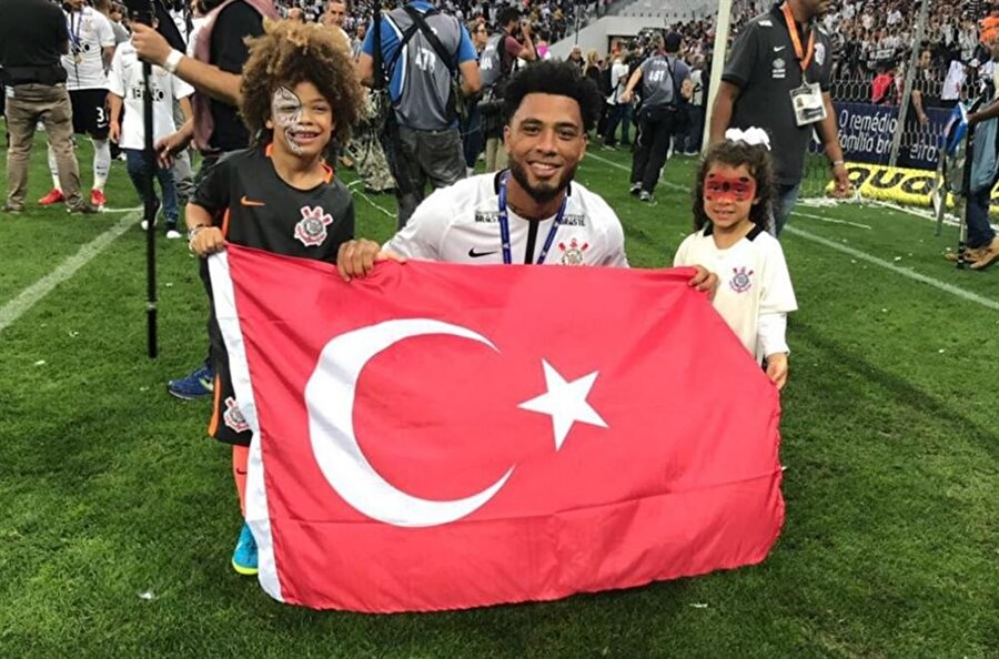Colin Kazım şampiyonluğu Türk bayrağıyla kutladı