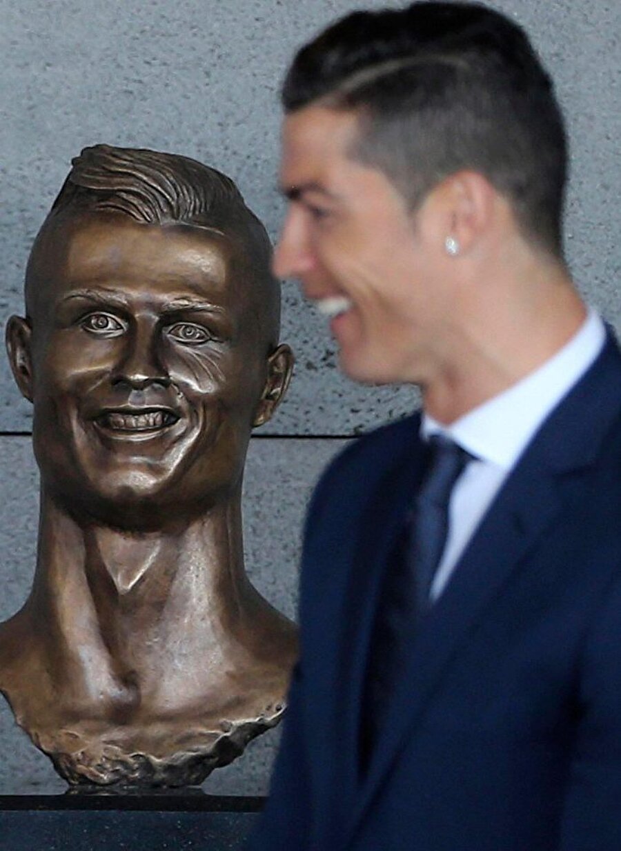 Ronaldo'yu gülümserken resmetmeye çalışan sanatçı bu büstte pek de başarılı olamamıştı. 