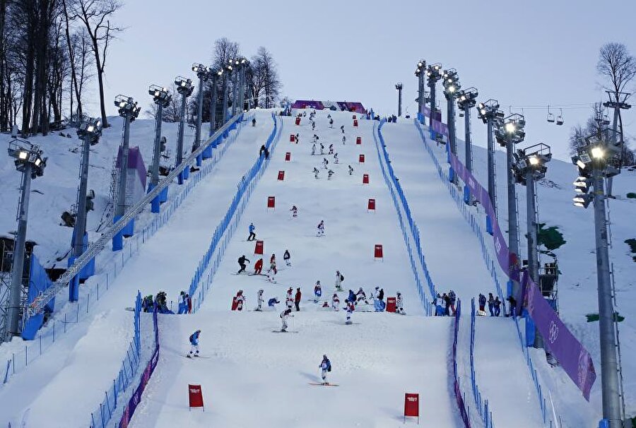 Her yıl siyasi, ekonomik zirvelere, uluslar arası fuarlara, yarışmalara, spor müsabakalarına, forumlara ev sahipliği yapan Soçi’de gerçekleşen 2014 Kış Olimpiyatları kapsamında 50 milyar dolar harcanması gündeme oturmuştu. Kış Olimpiyatları'nı Rusya'ya getirmek için Uluslararası Olimpiyat Komitesi'ne lobicilik faaliyetlerinde bulunan Putin, şehrin olimpiyatları almasıyla projenin inşaatını yerinde izleyerek tamamlanmış spor tesislerini test etmişti.

                                    
                                    
                                    
                                    
                                
                                
                                
                                