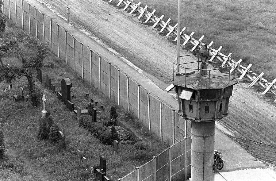 
                                    Tel örgü Batı'ya kaçışı engelleyemez duruma gelmişti. 270 bin kişi doğudan batı Berlin'e kaçmıştı.
                                