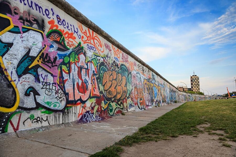
                                    Günümüzde Berlin Duvarı'nın bir parçası hala olduğu yerde durmaktadır.
                                
