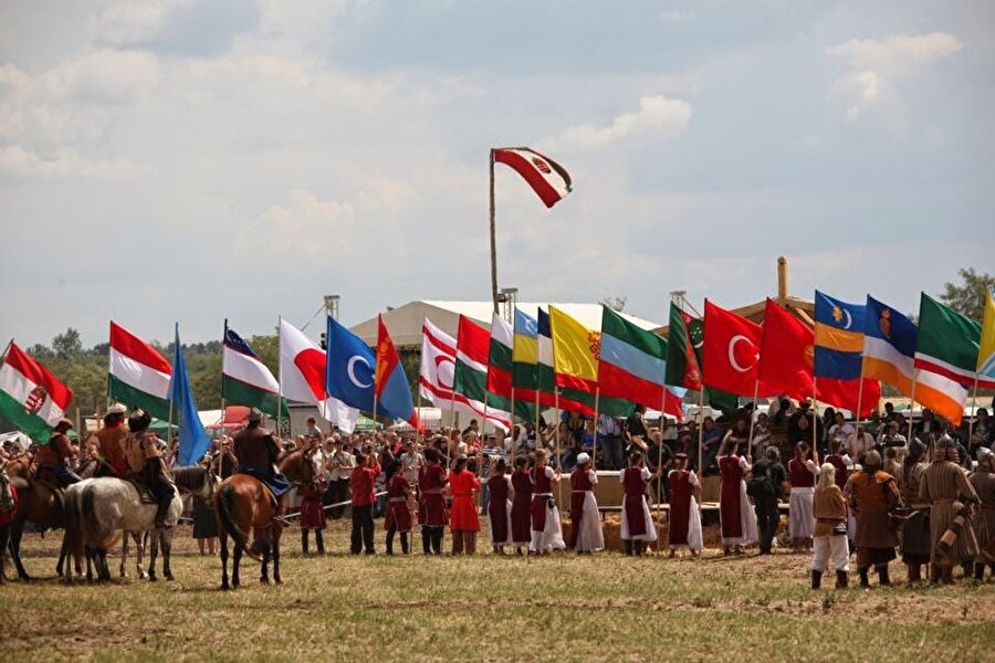 Ülkelerin bayrakları açılıyor

                                    Gösteri alanında kurultaya gelen her ülkenin sıra ile bayrakları açılıyor ve atlılar bu bayraklar ile izleyicileri selamlıyorlar. 
                                