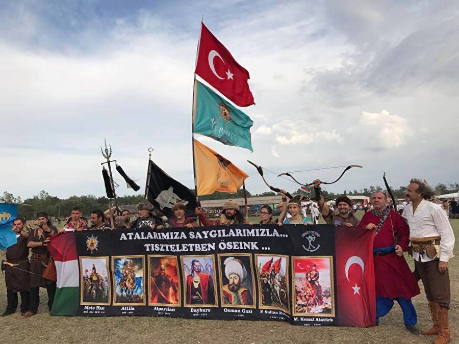 Orta Asya Turan halkları

                                    Kurultaydaki ortam 500-1000’li yılların Orta Asya Turan halklarının yaşamını ve Macarların Karpat Havzasında yurt tutuşunu yansıtıyor. Hun ve Türk kökenli kardeş ülkelerin, akraba toplulukların Bugaç’ta bir araya gelmesiyle gerçekleşen Dünya Turan Kurultayı düzenlendiği ilk yıldan itibaren Avrupa’nın en önemli gelenek yaşatıcı festivallerinden biri olarak gösterilmektedir.
                                