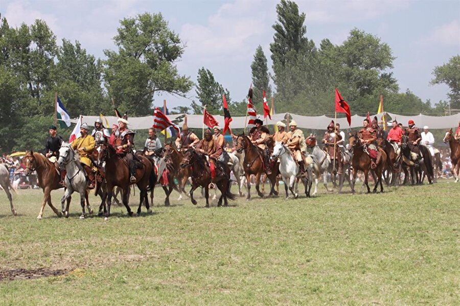 'Yurt Turtma'
2010 yılındaki Kurultayın en büyük sansasyonu Avarların zırhlı rekonstrüksiyonu idi. 2012′de Macarların “yurt tutma” zamanındaki zırhlı grupların yer alması da büyük ses getirdi. 