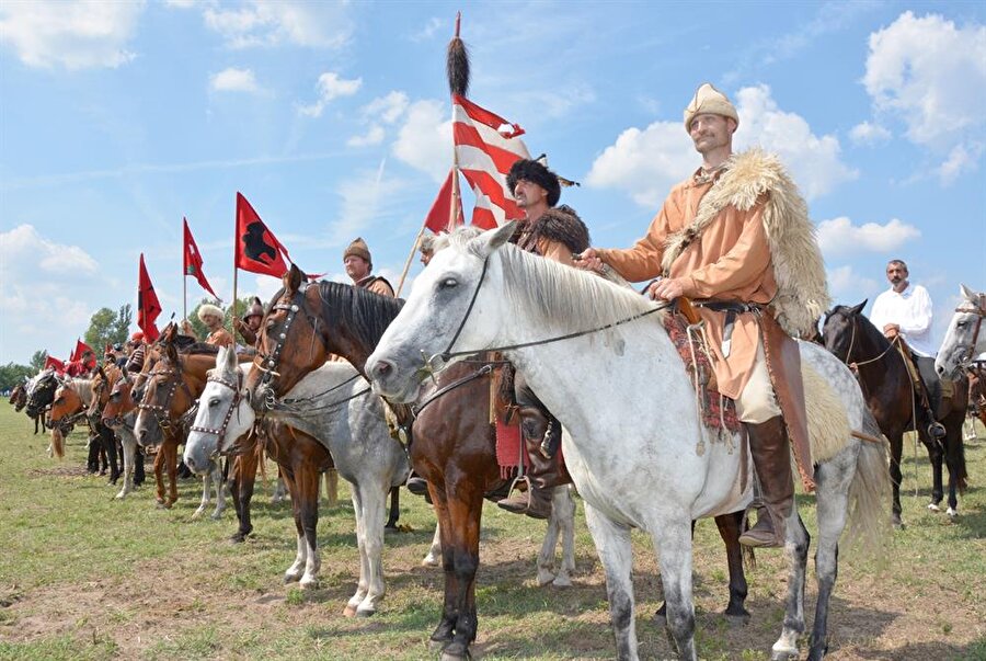 230 atlı savaşçı

                                    2012 yılında dünyanın en büyük atlı göçebe askeri geçidi Kurultay’da gerçekleşmiştir: 230 atlı savaşçı Hun, Avar, eski Macar veya Türk zırhları içinde, savaş kıyafetleri ve silahlarıyla geçit töreni yapmışlardır, arkalarından ise 680 yaya savaşçı onları takip etmiştir.
                                