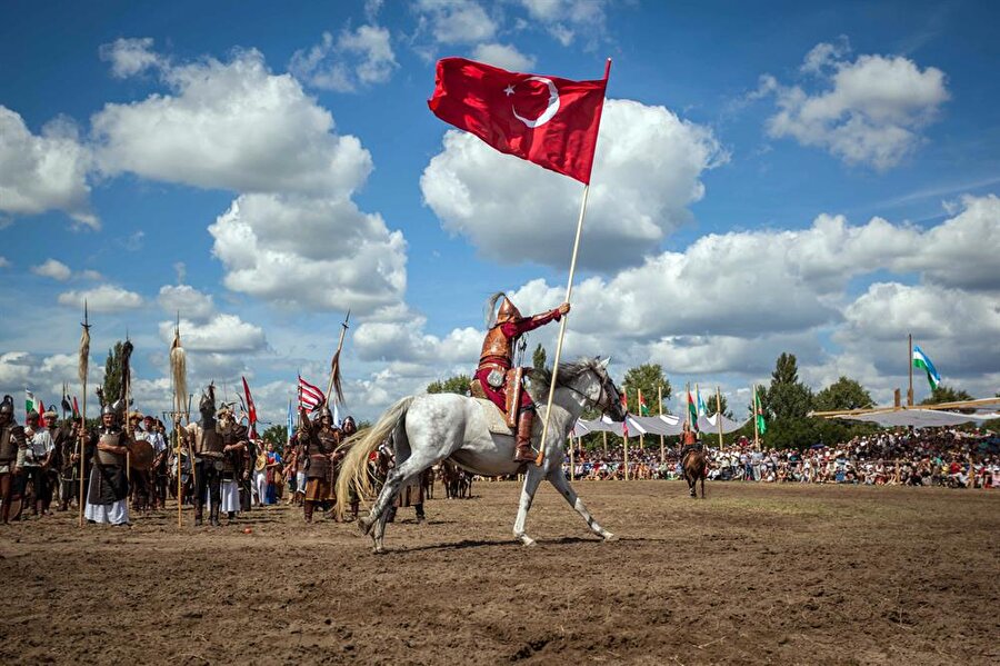 2012 yılında dünyanın en büyük atlı göçebe askeri geçidi Kurultay’da gerçekleşmiştir: 230 atlı savaşçı Hun, Avar, eski Macar veya Türk zırhları içinde, savaş kıyafetleri ve silahlarıyla geçit töreni yapmışlardır, arkalarından ise 680 yaya savaşçı onları takip etmiştir.
