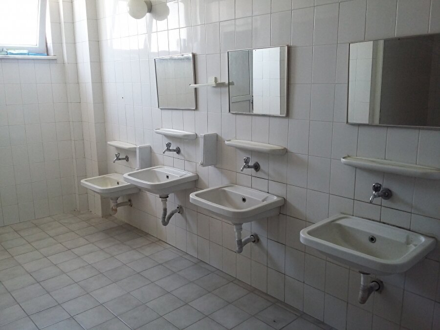 Tuvalet sınırı
Chicago'da ise tuvalet sınırı bulunuyor. Her öğrenci dönem içinde, ders anında sadece 3 kez tuvalete gidebiliyor. Sebebi ise çocukların bunu bir kaçamak olarak kullanmaları.