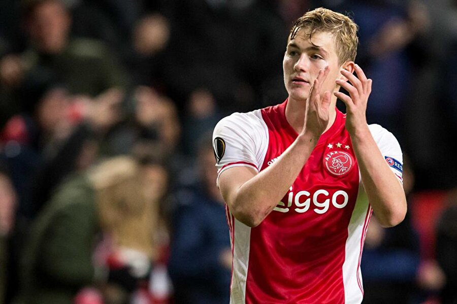 Matthijs De Ligt

                                    Ajax Akademisi’nin son gözlerinden olan De Ligt, stoper mevkiinde görev yapıyor. Görev verilmesi halinde savunmanın önünde de oynayabilen 18 yaşındaki savunmacı, bu sezon 18 resmi maçta görev aldı. İki yıl gibi kısa bir süre içinde U17’den A takıma yükselen De Ligt’in piyasa değeri şimdilik 5 milyon avro.
                                