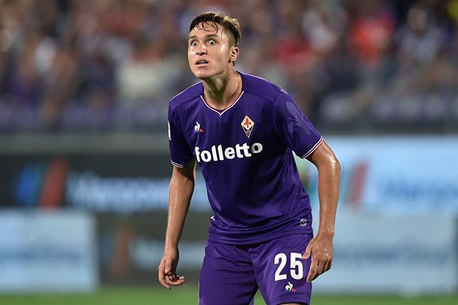 Federico Chiesa

                                    20 yaşındaki sağ kanat oyuncusu, Fiorentina alt yapısının en nadide yeteneklerinden biri. Güncel piyasa değeri 17 milyon avro olan Federica Chiesa, Serie A’da oynadığı 13 maça 3 gol ve 3 asist sığdırmayı başardı.
                                