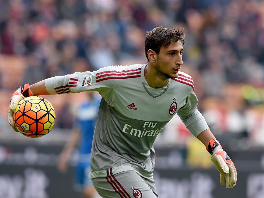 Gianluigi Donnarumma

                                    Listenin zirvesinde, mevkiisinin nadirliğinden dolayı Gianluigi Donnarumma bulunuyor. 2013 yılında Napoli altyapısından Milan altyapısına geçen Donnarumma, İtalyan futbolunun yeni efsanesi olarak kabul görüyor. Milan’da Dida’yı, İtalya milli takımında ise Buffon’un yerini doldurması beklenen 18 yaşındaki başarılı eldivenin güncel piyasa değeri 25 milyon avro.
                                