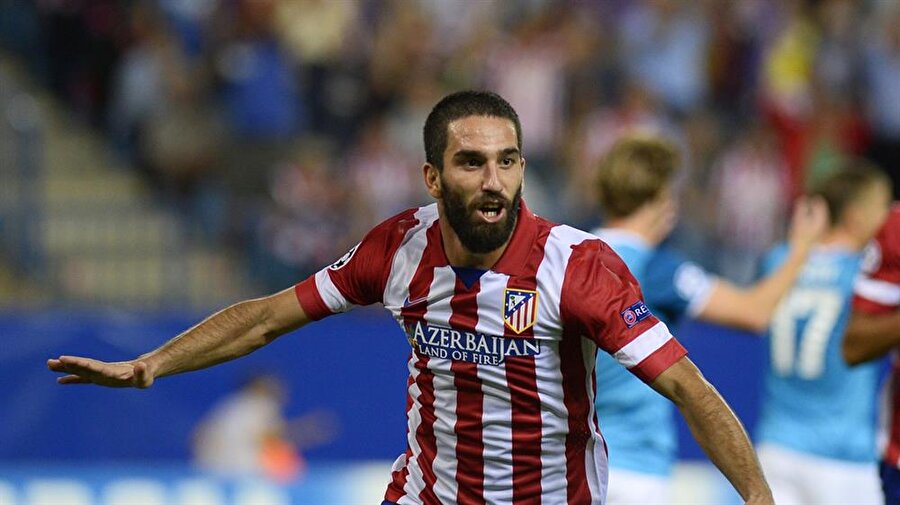 Arda Turan – 13 milyon avro (Galatasaray – Atletico Madrid)
Galatasaray altyapısından yetişen en değerli oyunculardan biri olan Arda Turan, Galatasaray’ın zor zamanlarında genç yaşına rağmen hem kaptanlığı hem de efsanevi 10 numarayı kaptı. Gösterdiği başarılı performansla büyük Avrupa kulüplerinin dikkatini çekti.
Altyapısında yetiştiği ve kaptanlığını yaptığı Galatasaray’dan 2011-12 sezonunun başında 13 Milyon avro bonservis bedeliyle Atletico Madrid’e transfer oldu. Başarılı form grafiğini Atletico Madrid’de de sürdüren oyuncu yıllar sonra gelen La Liga ve Avrupa Ligi şampiyonluğunda büyük pay sahibi oldu.
Devam eden başarılı performansının sonucunda Dünya’nın en büyük kulüplerinden biri olan Barcelona’ya transfer oldu. Transferiyle Dünya’nın en iyileriyle birlikte aynı kadroda yer almanın zorluğuyla yedek kalan futbolcu beklenen performansın biraz gerisinde kaldı. Özellikle bu sezon hiç forma şansı bulamayan Arda'nın, Galatasaray ile adı anılmaya başlandı. Bu konuda ilerleyen günlerde bizi nelerin beklediğini göreceğiz.