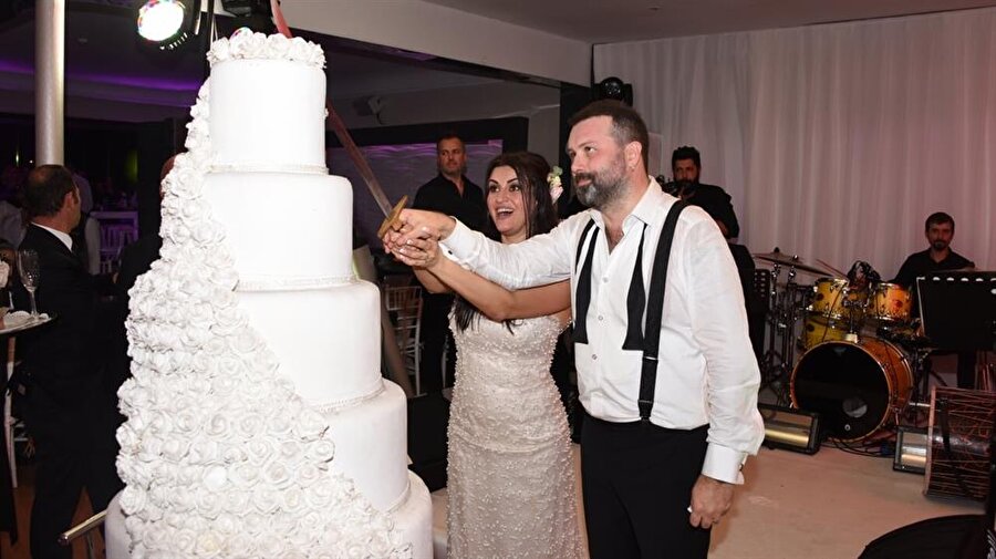 Ünlü akını oldu!

                                    Aranjör Alper Atakan ve Süper FM'in müdürü Duygu Özkan'ın düğününe ünlüler akın ederken kıyafetiyle en çok konuşlan isim Demet Akalın oldu.
                                