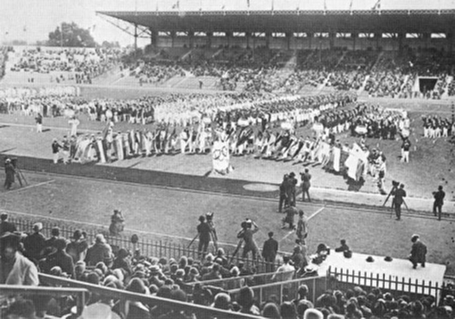 Paris yolculuğu
Ay-yıldızlı ekibimiz 1924 Paris Olimpiyat Oyunları'na katıldı. Türkiye ilk maçında Çekoslovakya'ya 5-2 mağlup oldu. Bu maç aynı zamanda Türk Milli Takım'ının yurt dışında oynadığı ilk mücadele olarak tarihe geçti. 