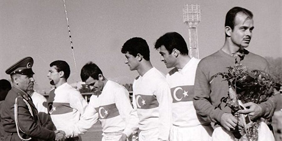 Şeren, "Berlin Panteri" oldu
Takvimler 17 Haziran 1951'i gösterdiğinde Türkiye, Batı Almanya ile Berlin Olimpiyat Stadı'nda karşı karşıya geldi. Ay-yıldızlı ekibimiz sahadan 2-1'lik galibiyetle ayrıldı ve tarihteki en önemli başarılarından birini elde etti. Bu maç nedeniyle Galatasaraylı file bekçisi Turgay Şeren, "Berlin Panteri" lakabını kazandı. 