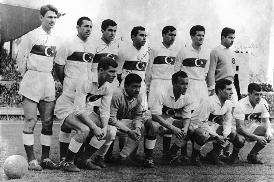 1954 Dünya Kupası heyecanı
Türk Milli Takımı ilk kez 1954 yılında Dünya Kupası'na katıldı. Oynadığı 3 karşılaşmada 10 gol atan ve maç başına 3.33 gol ortalaması elde eden Türkiye ne yazık ki bir üst tura çıkamadı.