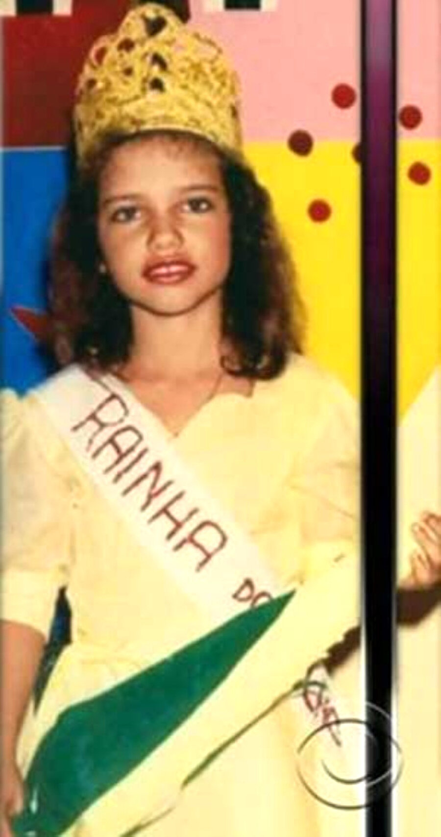 Siz tanıyabildiniz mi?
1981 yılında Brezilya'nın Salvador eyaletinde dünyaya gelen Adriana Lima'nın çocukluk fotoğrafını görenler gözlerine inanamıyor.