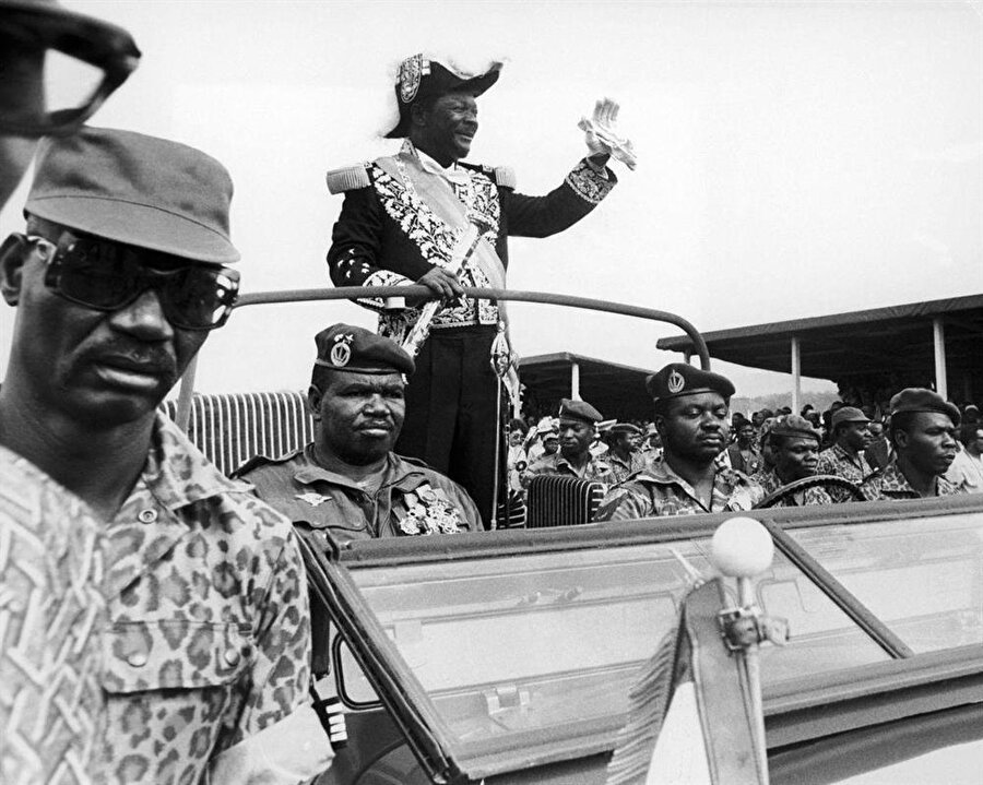 Napolyon hayranı olan Bokassa, 1976 yılında cumhuriyeti monarşiye çevirme kararı alarak kendini imparator olarak atadı ve…

                                    
                                    
                                
                                