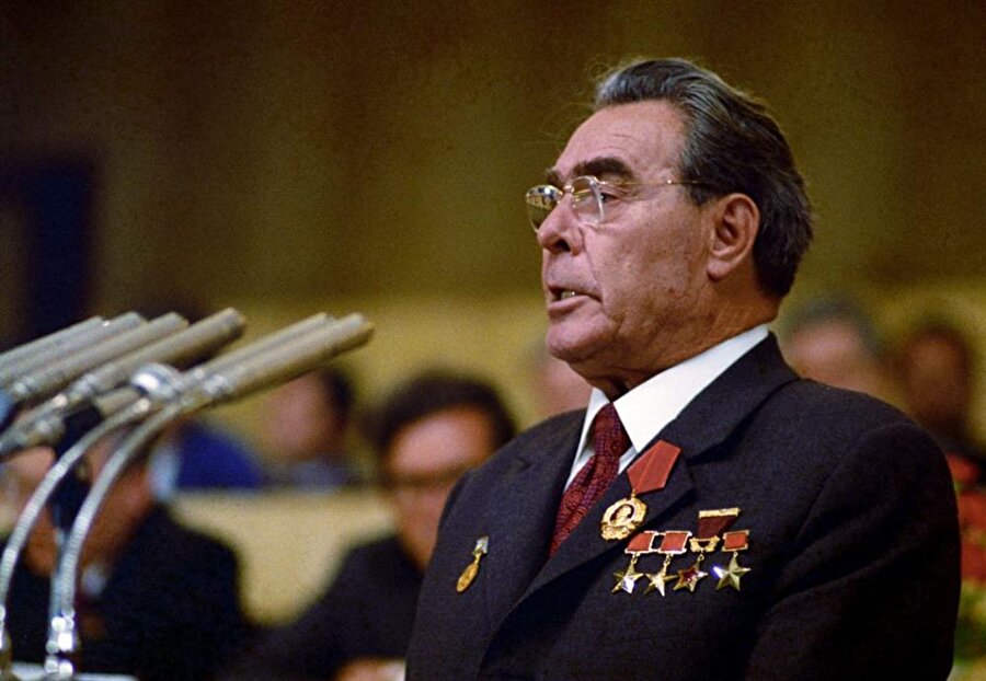 Evet yanlış duymadınız, insanları öldürtüp yiyen bir liderdi o. Hatta öyle ki Moskova ziyaretinde Sovyet Birliği’nin lideri Brejnev’i çok beğendiğini ve yemeyi düşündüğünü söyledi.

                                    Diktatör Bokassa, korumalarına, 'Rusya Başkanı Brejnev de çok besiliydi!' dediği ve 'çok besili' sözünü anlamlı şekilde bir kaç kez tekrarladığı belirtildi. Yamyam lider bu konuşma sırasında da ‘iştahlı’ kahkahalar atmış.
                                