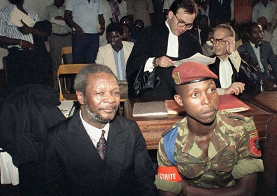Peki bitti mi? Hayır. Sıra dışı lider Bokassa bir anda karar verdi ve kaçtığı Fransa'dan 1986 yılında ülkesine geri döndü. Birçok suçtan suçlu bulunan Bokassa tutuklandı.

                                    
                                