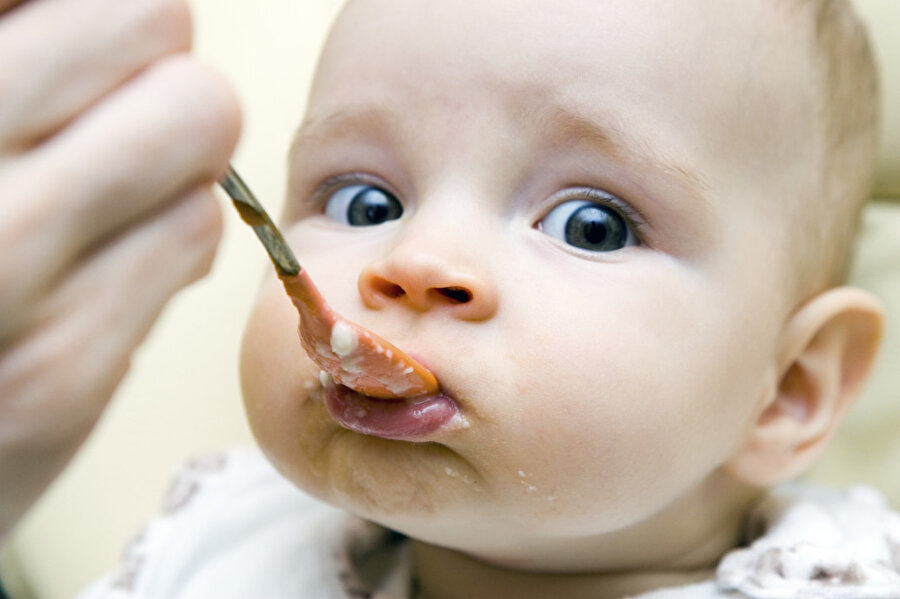 Pürelerle başlayın!

                                    
                                    
                                    
                                    
                                    
                                    Muhallebiyle ek gıdaya geçiş alışkanlığı günümüzde yavaş yavaş değişiyor. Birçok çocuk doktoru ek gıdaya geçiş için artık bebeklere ilk olarak sebze püresini öneriyor. Kalorili fakat besleyici özelliği olmayan muhallebinin yerine; sebze püresini tercih edebilirsiniz. 
                                
                                
                                
                                
                                
                                