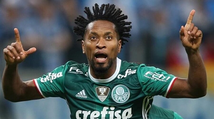 Bir yıldız daha kaydı: Ze Roberto futbolu bıraktı!
