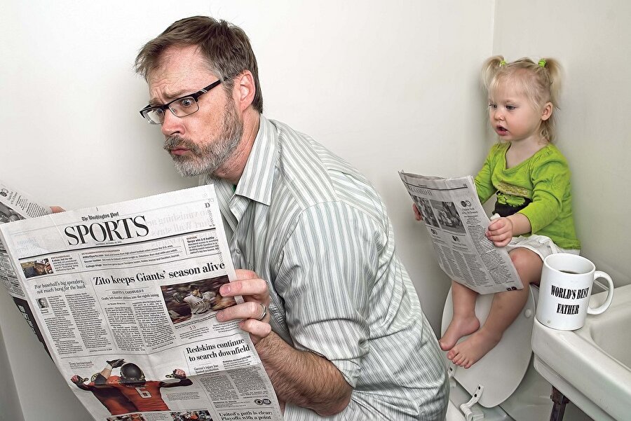 Tuvalette gazete okuyorlar
Kızlar babalarını örnek alır...
