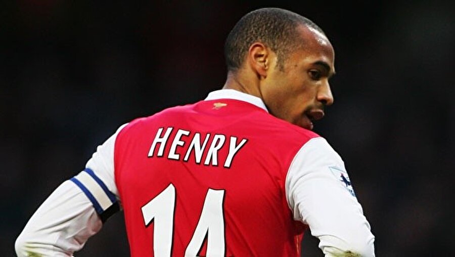 4) Thierry Henry - 258 maç 176 gol
Henry profesyonel olarak Monaco'yla sözleşme imzaladı ve sahalara ilk kez 1994'te adım attı.

  
Wenger, Henry'yi sol kanata koydu, çünkü Henry'nin top sürüşüyle, kendine özgü top kontrolü ve becerisiyle kanattaki defans oyuncularına karşı ortadaki defans oyuncularından daha etkili olacağına inanıyordu.

  
Monaco'yla ilk sezonunda Henry 18 karşılaşmada ağları üç kez havalandırabildi.

  
Wenger Henry için en iyi yeri aramayı sürdürdü. Teknik direktör, Henry'nin kanatta oynaması yerine forvette oynamasının daha doğru olacağından tam olarak emin değildi.

  
Çalıştırıcısının eğitmenliğinde Henry, 1996 yılında Fransa'da Yılın Genç Futbolcusu Ödülü'nü aldı.

  
1997-98 sezonu'nda kulübünün UEFA Şampiyonlar Ligi yarı finali'ne kalmasında pay sahibi oldu ve turnuvada yedi gol atarak bir Şampiyonlar Ligi sezonunda en çok gol atan Fransız oyuncu olmayı başardı.

  
Ocak 1999'da Henry, dostu ve takım arkadaşı David Trézéguet'den bir yıl önce Monaco'dan ayrıldı ve 10.5 milyon £ karşılığında Serie A kulübü Juventus'a transfer oldu.

  
Kanatta oynadı, ama Serie A'nın Henry'ye göre olmayan katı defans anlayışı ve disiplinli savunma kurgusu onu maçlarda etkisiz kıldı.

  
Henry, Ağustos 1999'da Juventus'tan Arsenal'a 10 milyon £ karşılığında anlaştı ve eski teknik direktörü Arsène Wenger'le yeniden aynı çatı altına geldi.

  
Henry Arsenal'dayken adını dünya bütün dünyaya duyurdu. İlk başlarda Premier Lig'de güçlük çekmesine karşın Henry hemen hemen her sezon Arsenal’ın en golcü oyuncusu olmayı başardı.

  
Arsène Wenger'in uzun süreli yönlendirmeleri sonucunda Henry çok üretken bir futbolcu haline geldi ve Arsenal'ın boy gösterdiği tüm turnuvalarda ve Premier Lig'de toplam 226 golle en önemli golcüsü oldu.2007’de, beklenmeyen bir biçimde Henry 24 milyon avro karşılığında Barcelona’ya transfer oldu. Yıllık 6.8 milyon € karşılığında dört yıllık sözleşme imzaladı.
Henry Arsenal'den ayrılmasından “Topla göze batan oyun stilim, kaptan olmam, ve takımımın yaşça en büyük oyuncusu olmam nedeniyle futbolcular, ben en iyi pozisyonda olmasam bile topu bana vermek istiyorlardı, dolayısıyla bu açıdan takımdan ayrıldığım iyi oldu.” diyerek ayrılığının sebeplerinden birini ortaya koydu.  Henry, ligde 174 gol ve Avrupa kupalarında 42 golle kulübünün tüm zamanlardaki en golcü oyuncusu olarak Arsenal’dan ayrıldı.

  
 

  
 Henry'ye Barcelona'da, Arsenal'da da aynısını giydiği 14 numaralı forma verildi.
İlk golünü 19 Eylül 2007’de Lyon'a karşı 3-0 kazandıkları bir Şampiyonlar Ligi grup elemeleri karşılaşmasında attı ve bundan 10 gün sonra Barça'yla ilk hat trickini Levante’ye karşı oynadıkları bir lig karşılaşmasında yaptı.

  
 Ancak Henry sezonun genelinde çoğunlukla kanatta oynadı. Arsenal'le yakaladığı gol atma başarısını Barcelona'yla yakalayabilecek bir durumda değildi.Son olarak Barcelona'dan yeteri kadar iyi olmadığını belirterek ayrılan Fransız golcü, kariyerine ABD'de devam ettirdi ve burada son verdi.