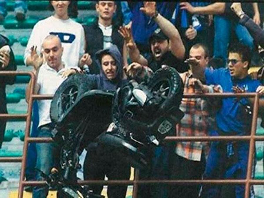 Inter ile Atalanta arasında oynanan karşılaşmada sahaya motosiklet atıldı. Maçtan önce Atalanta taraftarına ait motoru çalan Inter taraftarı, maçın başlama düdüğünün ardından motoru sahaya fırlattı.