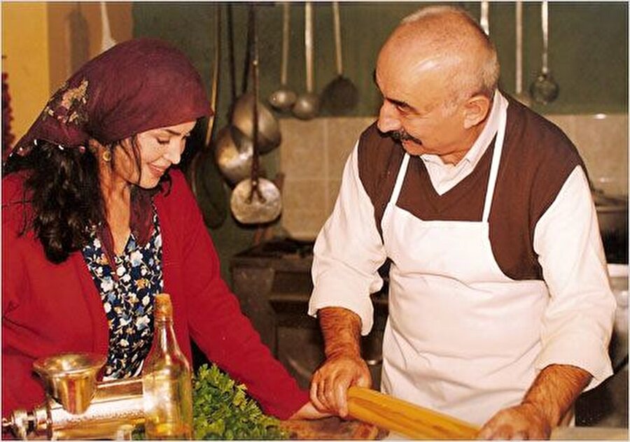 İlk televizyon projesi olan İkinci Bahar’da Türkan Şoray ile birlikte başrolü paylaştı.
