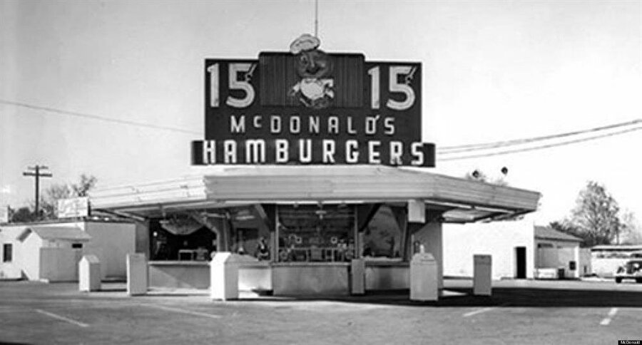 İlk McDonald's restoranı
McDonald's ilk restoranını 1943 yılında açmış. Fotoğrafta gördüğünüz restoran tarihteki ilk McDonald's olarak kayıtlara geçmiştir. Öte yandan en büyük rakibi olarak gösterilen Burger King ise ilk restoranını 1955'te açmıştır.